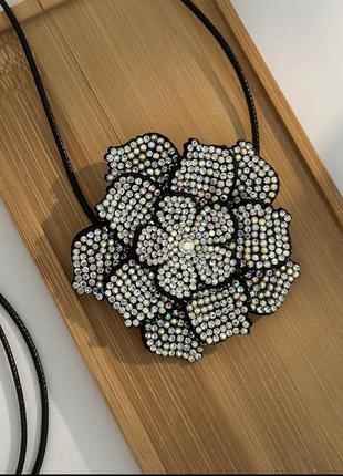 Намисто чокер шнурок чорний із великою квіткою з камінчиками зі стразами5 фото