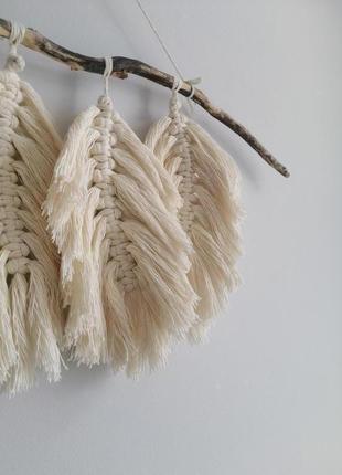 Небольшое макраме панно с перьями