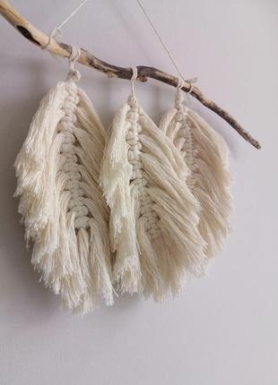 Небольшое макраме панно с перьями