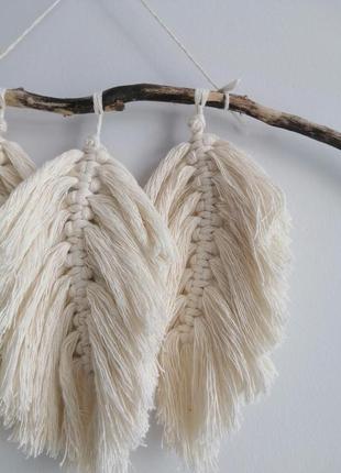 Небольшое макраме панно с перьями