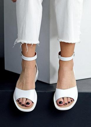 Босоніжки для жінок у гладкій білій шкірі, закрита п'ята топ модель на низькому ходу.10 фото