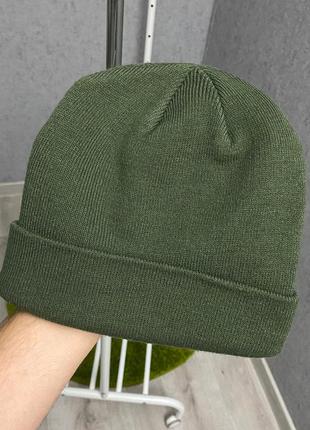 Зеленая шапка от бренда timeout2 фото