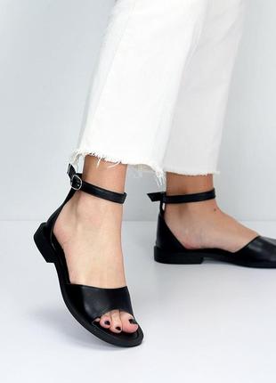Молодіжні зручні жіночі босоніжки в базовому чорному кольорі, закрита п'ята, ремінець