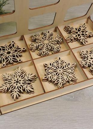 Набор новогодних деревянных резных снежинок из фанеры в подарочной коробке(24снежинки)21112 фото