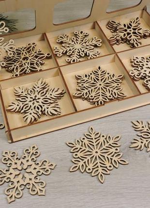 Набор новогодних деревянных резных снежинок из фанеры в подарочной коробке(24снежинки)21111 фото