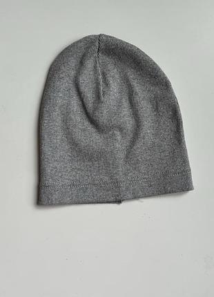 Тоненькая шапочка в сером цвете