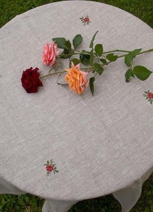 Скатерть льняная вышитая летние розы1 фото