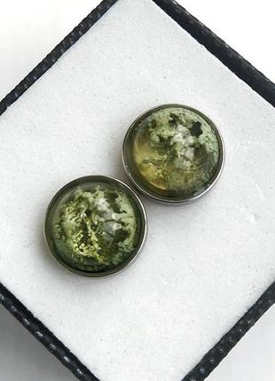 Зелені сережки вкрутки з епоксидної смоли4 фото