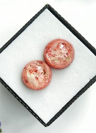 Рожево-коралові сережки з перламутровими візерунками з епоксидної смоли2 фото