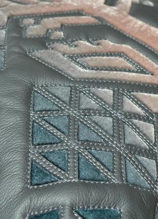 Шкіряна подушка 45 х 45 см з українським орнаментом. натуральна шкіра та шовковий оксамит2 фото