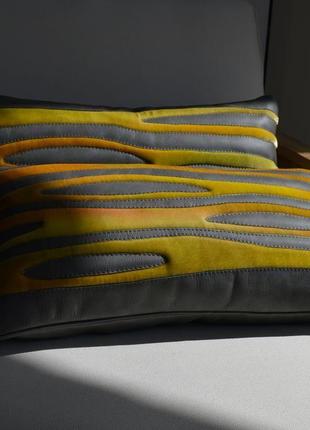 Кожаная подушка с абстрактным орнаментом. натуральная кожа и шелковый бархат5 фото