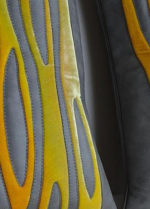 Кожаная подушка с абстрактным орнаментом. натуральная кожа и шелковый бархат2 фото