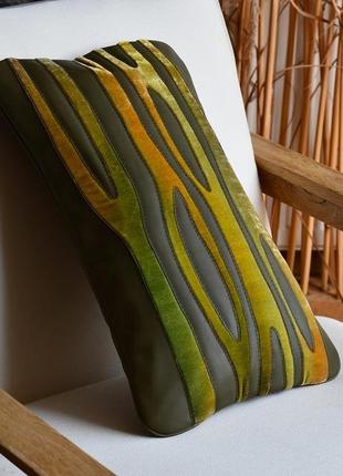 Кожаная подушка с абстрактным орнаментом. натуральная кожа и шелковый бархат3 фото