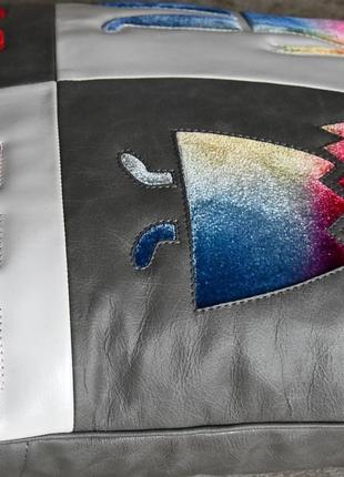 Кожаная подушка avant-garde. натуральная кожа и шелковый бархат2 фото