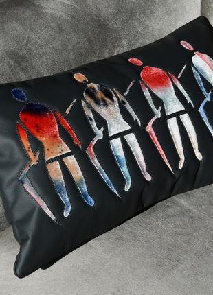 Кожаная подушка avant-garde. натуральная кожа и шелковый бархат1 фото