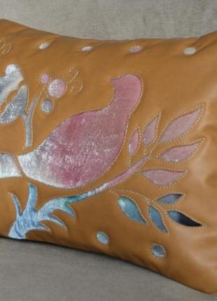 Кожаная подушка с украинским орнаментом. натуральная кожа и шелковый бархат