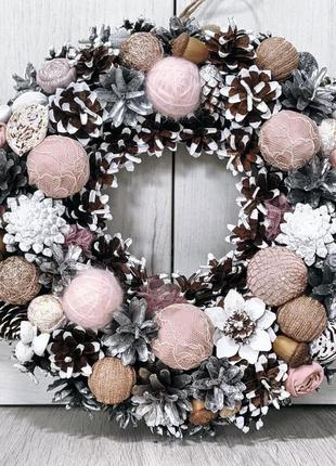 Новогодний венок на дверь розово-пудровый, рождественский венок