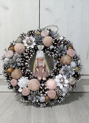 Новогодний венок на дверь розово-пудровый, рождественский венок из шишек