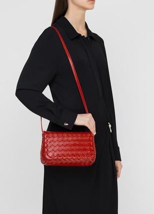 Красная плетенная сумка кроссбоди