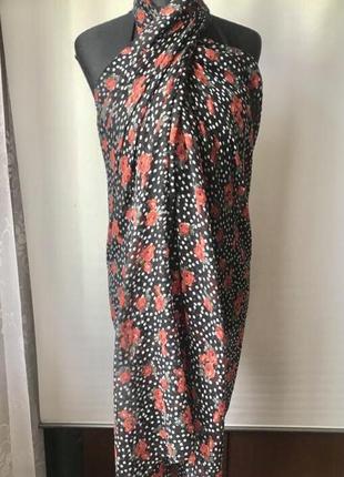 Яскравий палантін, парео, шарф