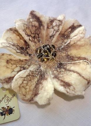 Брошка повстяна квітка "молочна мармурова анемона"2 фото