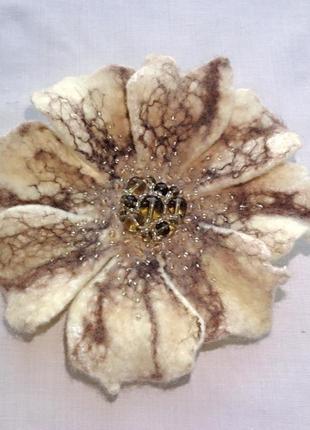 Брошь войлочная цветок  "молочная мраморная ветреница"3 фото