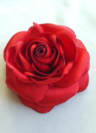 Брошь цветок из ткани "алая роза"