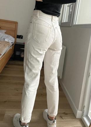 Светло-бежевые джинсы мом5 фото
