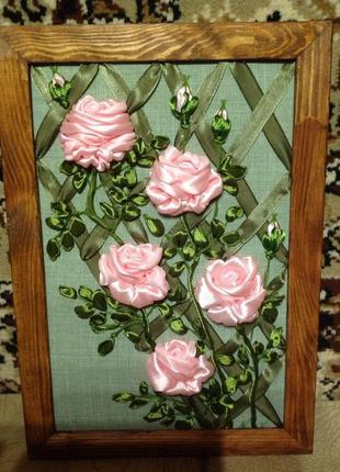 Картина вышитая атласными лентами "вьющиеся розы"1 фото