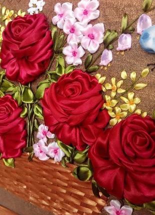 Картина вышитая лентами розы в корзине4 фото