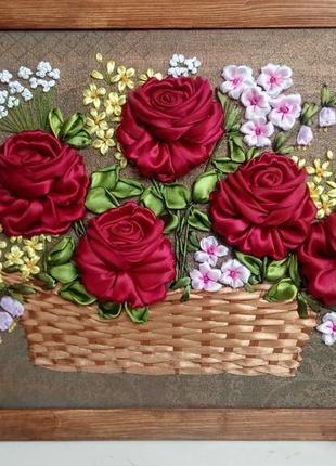Картина вышитая лентами розы в корзине1 фото