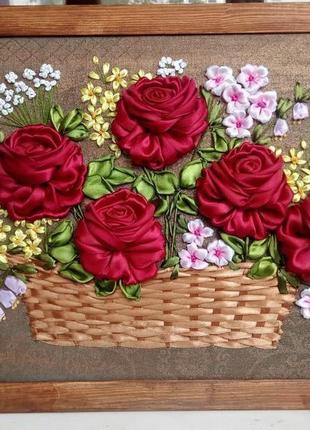 Картина вышитая лентами розы в корзине3 фото