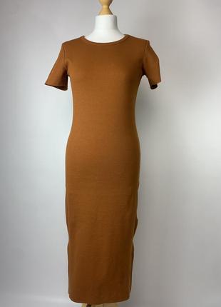 Платье карамельного цвета в рубчик