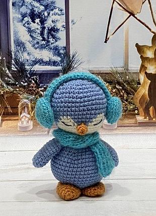 Игрушка вязанная пингвинчик в наушниках