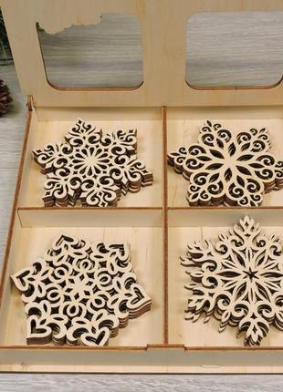 Набор новогодних резных снежинок из фанеры в деревянной коробке (16 снежинок)(2112)2 фото