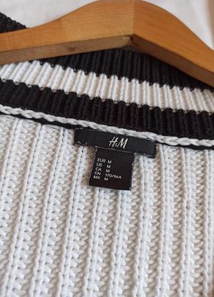 Белый удлиненный свитер с чёрнымии контрастными вставками/крупная вязка/оверсайз/с треугольным декольте4 фото