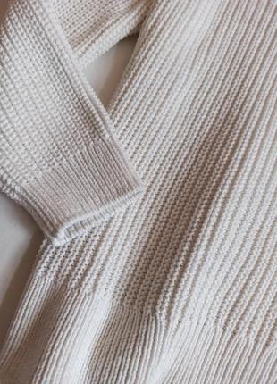 Белый удлиненный свитер с чёрнымии контрастными вставками/крупная вязка/оверсайз/с треугольным декольте3 фото