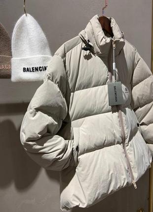 Бежевый пуховик balenciaga