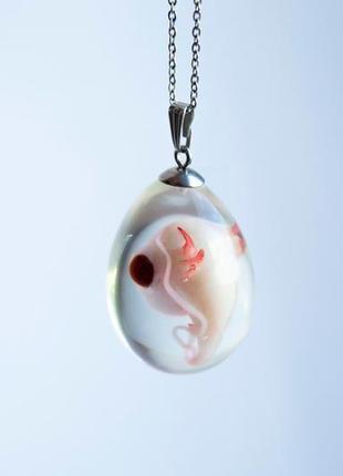 Кулон підвіска на шию з епоксидної смоли з ембріоном аксолотль незвичайне прикраса або подарунок2 фото