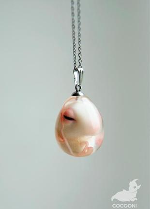 Кулон подвеска на шею из эпоксидной смолы с эмбрионом аксолотль необычное украшение или подарок