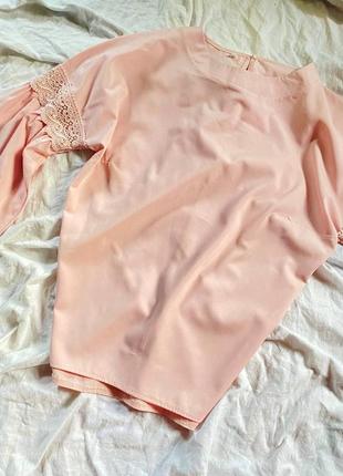 Женская элегантная нежная розовая блузка свободная с сетевым пышными рукавами