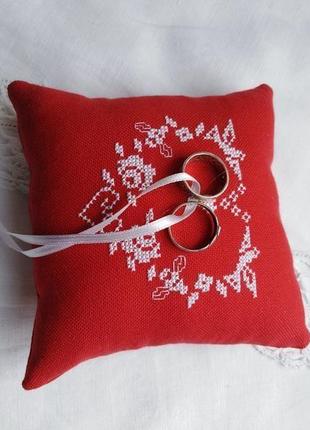 Свадебная подушечка для колец красного цвета с белым сердцем4 фото