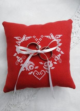 Свадебная подушечка для колец красного цвета с белым сердцем1 фото