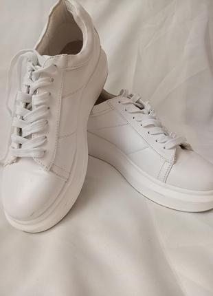 Туфли на шнурках на широкой подошве белые размер 40