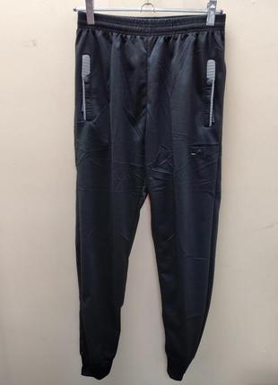 Спортивные штаны мужские,черные, манжеты.
т-5594.ціна:370грн
размеры:xl-5xl