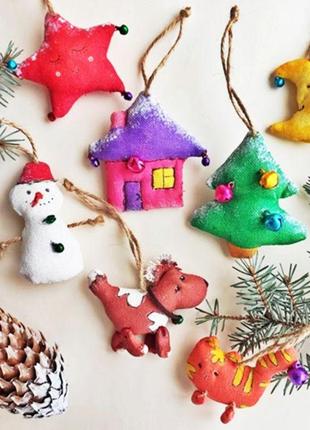 Веселі ялинкові прикраси. різдвяні іграшки. грунтований текстиль3 фото