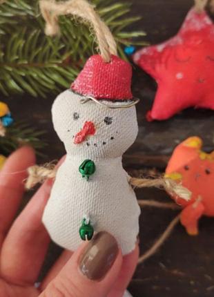 Веселі ялинкові прикраси. різдвяні іграшки. грунтований текстиль4 фото