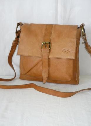 Gigi genuine leather кожаная сумка мессенджер на длинном ремне цвет кэмел camel