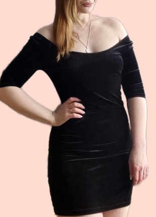 Велюровое платье мини с открытыми плечами2 фото