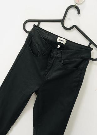 Чёрные вощённые джинсы скинни мото байкерские от only xs7 фото